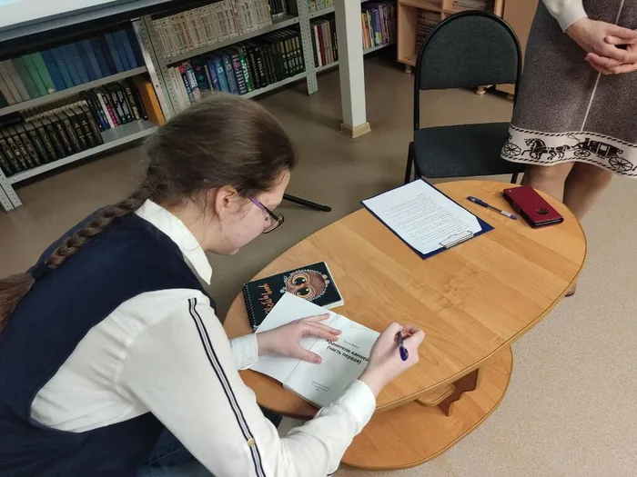 Книга с автографом юной писательницы в дар читателям библиотеки