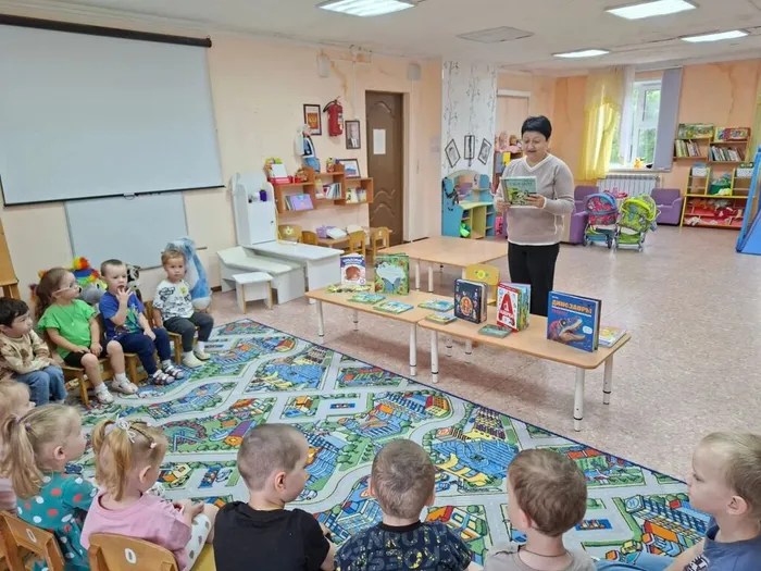 Библиотекарь читает сказку ребятишкам