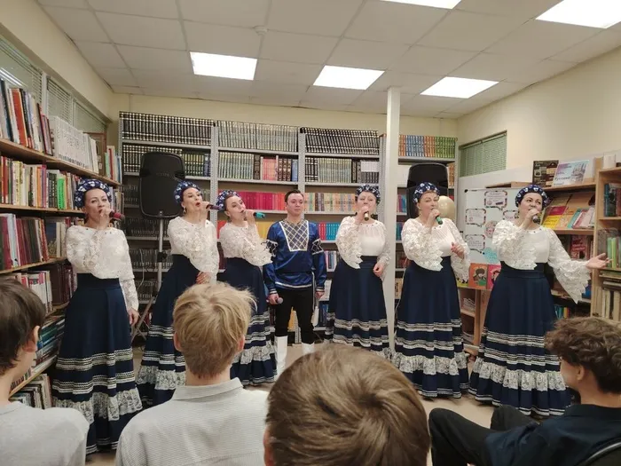 Выступление ансамбля Вера в библиотеке