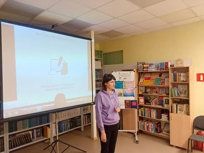 Наталья Геннадьевна приветствует участников квиза