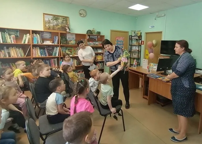 Ребята рассматривают книги