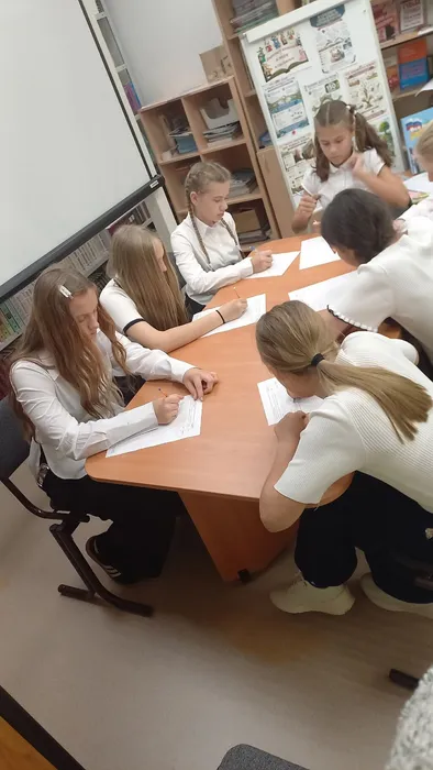 Ребята пишут диктант