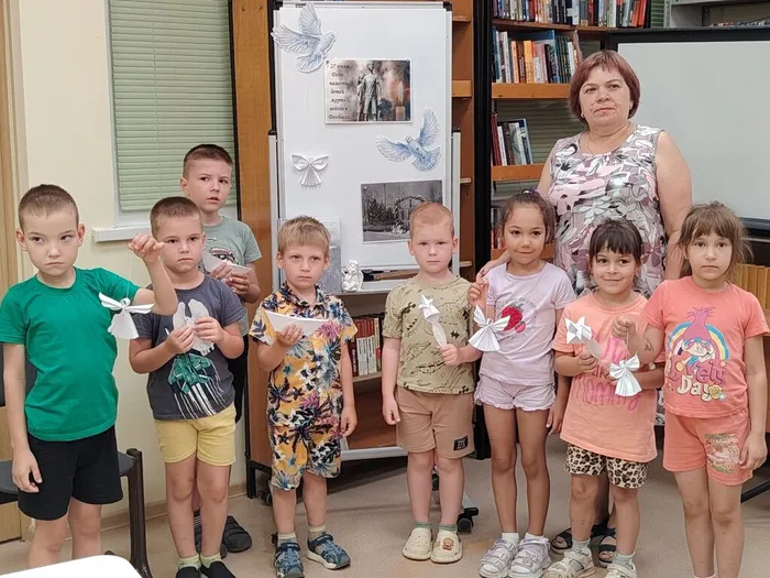 Ребята с поделками из бумаги белого цвета