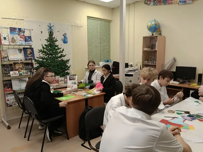 Ребята 8-х классов мастерят новогодние игрушки своими руками