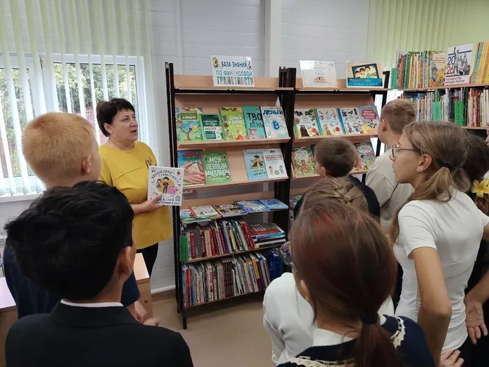 Библиотекарь проводит обзор книжной выставки Караван книг для учащихся