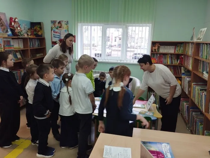 Первоклашки знакомятся с книжными выставками в библиотеке