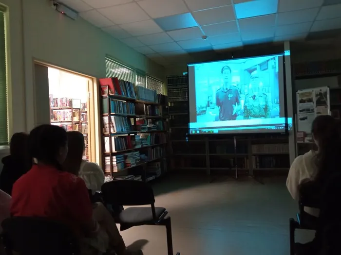 Просмотр хроники военного парада в Куйбышеве