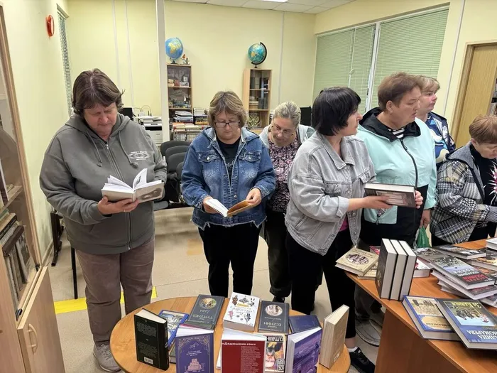 Посетители выставки знакомятся с новыми книгами
