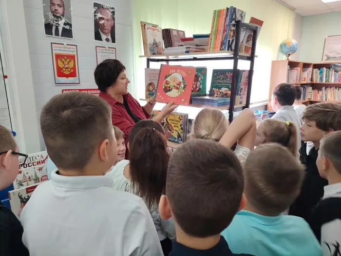 Библиотекарь проводит обзор книжной выставки Караван книг для учащихся