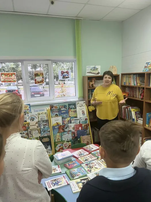 Библиотекарь проводит обзор новых книг