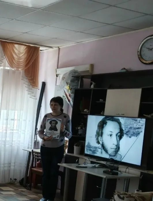 Библиотекарь рассказывает о творчестве и жизни писателя