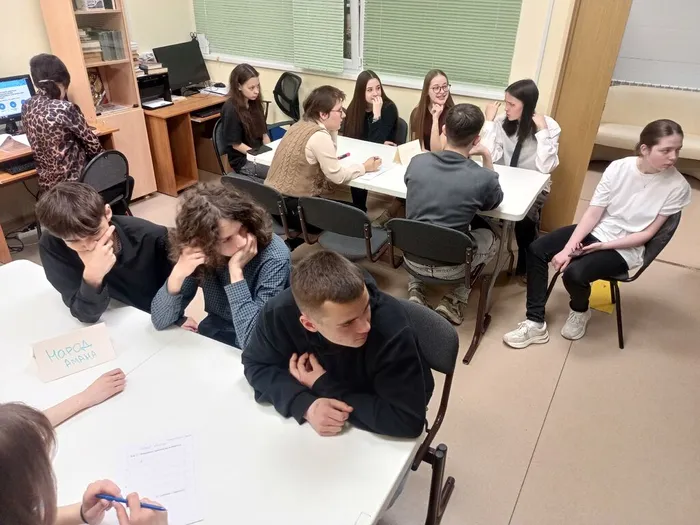 Две команды ребят соревнуются за звание лучшей