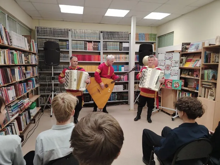 Выступление ансамбля Альянс в библиотеке