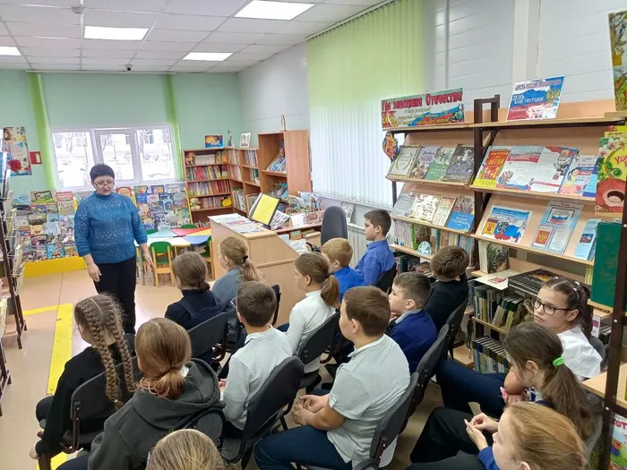 Маргарита Анатольевна рассказывает детям о главном законе страны