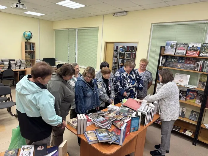 Посетители выставки знакомятся с новыми книгами