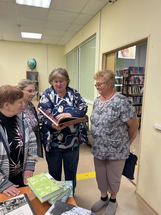 Посетители выставки знакомятся с новыми книгами