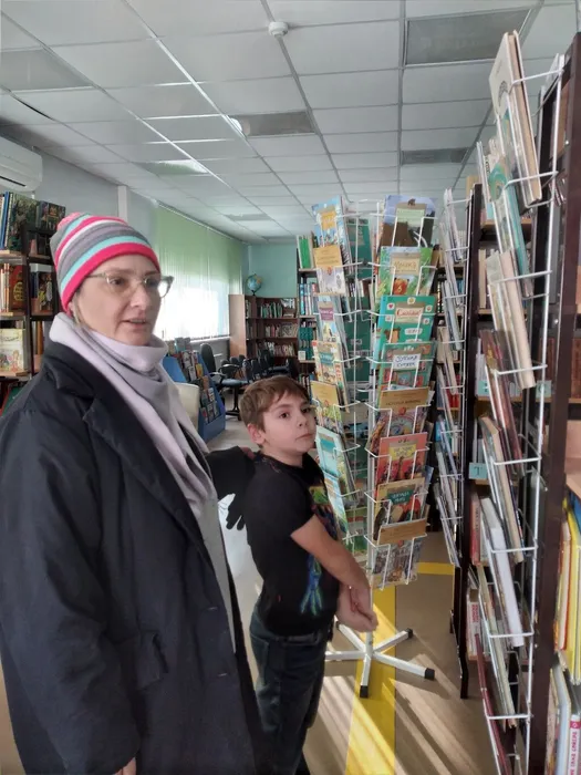 Читатели знакомятся с книжными выставками в Детско библиотеке