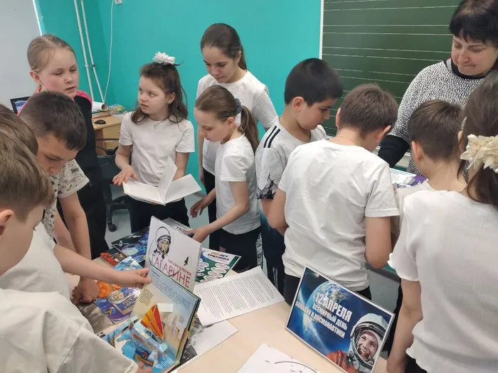 Дети с огромным интересом рассматривают книги с выставки