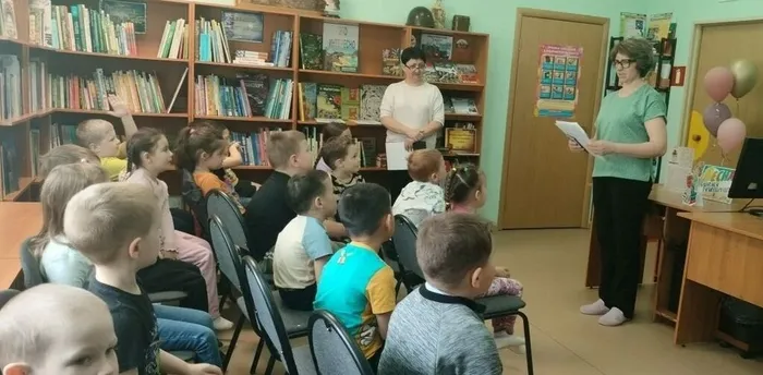 Воспитатель рассказывает детям о Дне рождения книги
