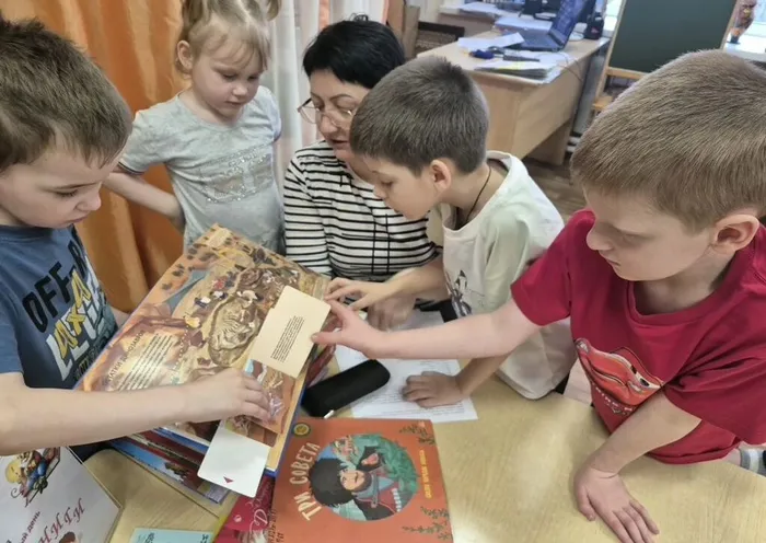 Ребята с интересом рассматривают новые книги с объёмными картинками