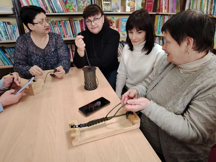 Мастер-класс по плетению браслетов выживания для бойцов сво