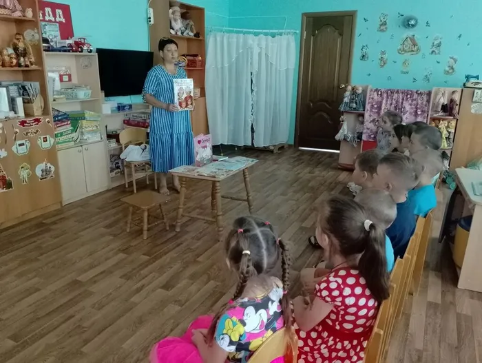 Библиотекарь рассказывает детям о возникновении праздника