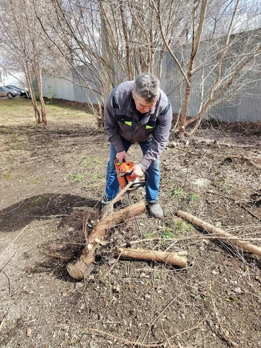 Уборка территории рядом с нашей Межпоселенческой библиотекой