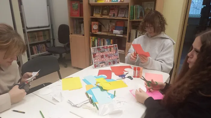 Ребята 8-х классов мастерят новогодние игрушки своими руками