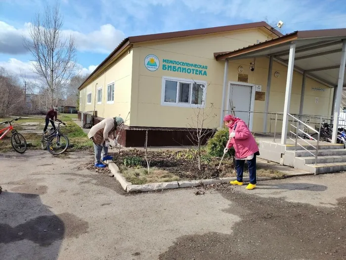 Уборка территории рядом с нашей Межпоселенческой библиотекой