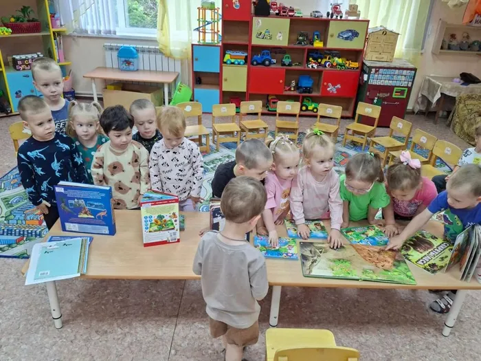Малыши рассматривают книги со сказками
