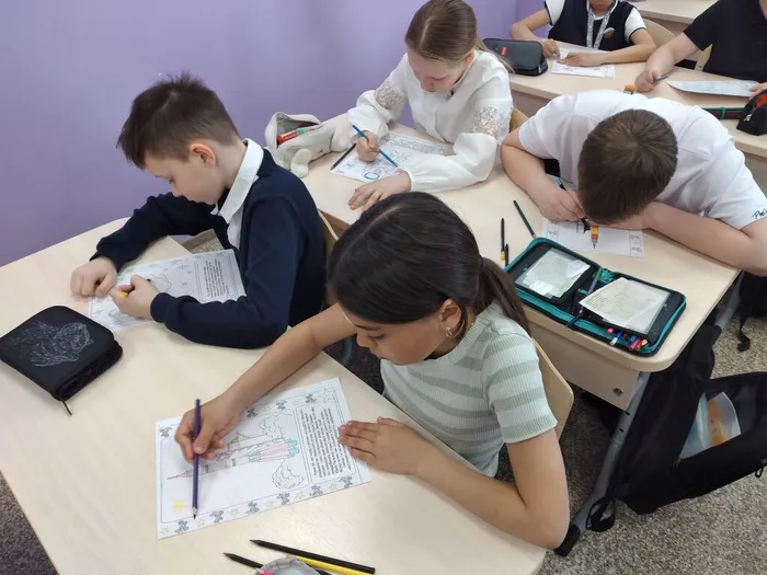 Дети раскрашивают картинки о космосе