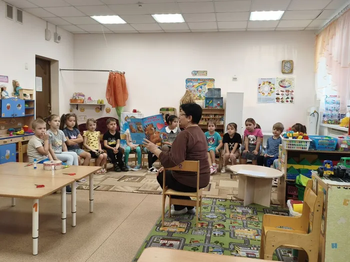 Библиотекарь читает детям сказку о медвежонке и его маме
