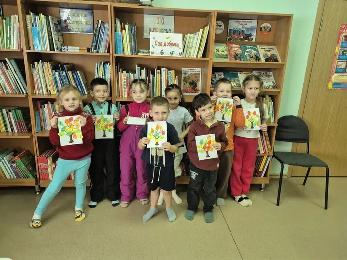 Ребята показывают свои поделки