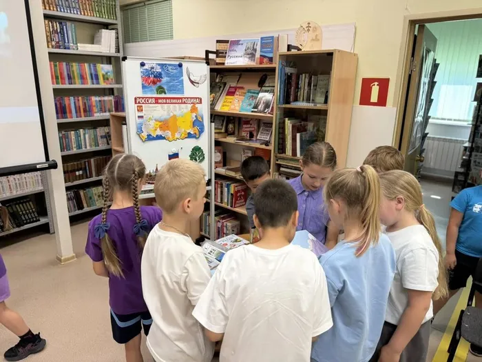 Дети рассматривают новы книги о нашей стране