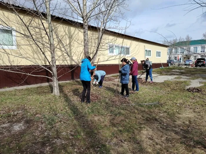 Уборка территории рядом с нашей Межпоселенческой библиотекой