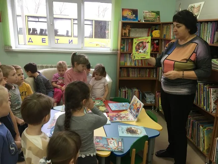 Библиотекарь беседует с ребятами о бабушках и дедушках