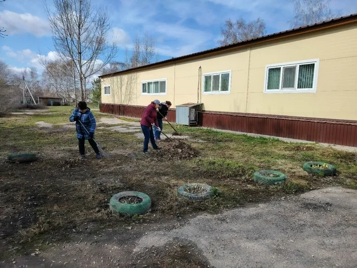 Уборка территории рядом с нашей Межпоселенческой библиотекой