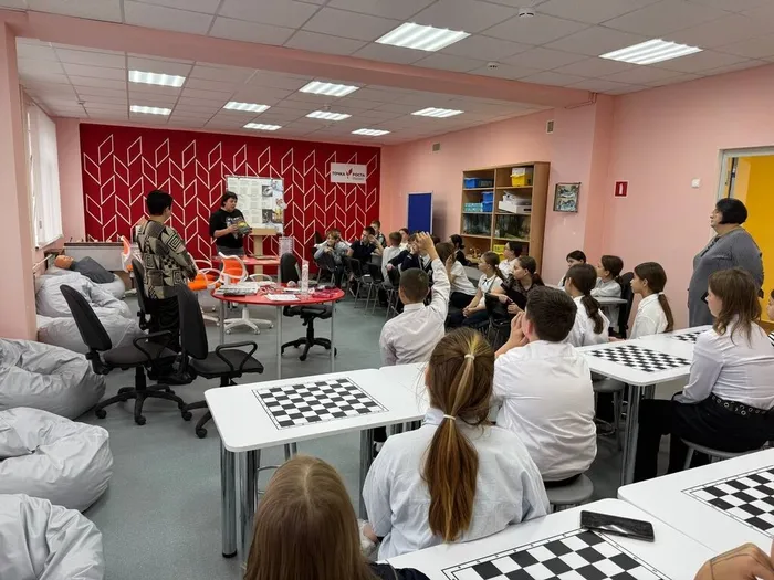 Наталья Алексеевна проводит обзор книг с выставки о войне