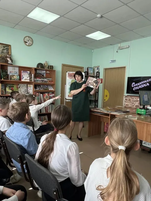 Библиотекарь читает детям книгу о войне