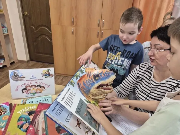 Ребята с интересом рассматривают новые книги с объёмными картинками